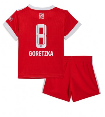 Bayern Munich Leon Goretzka #8 babykläder Hemmatröja barn 2022-23 Korta ärmar (+ Korta byxor)